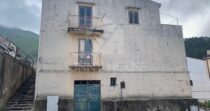 Detached House for Sale in Gratteri